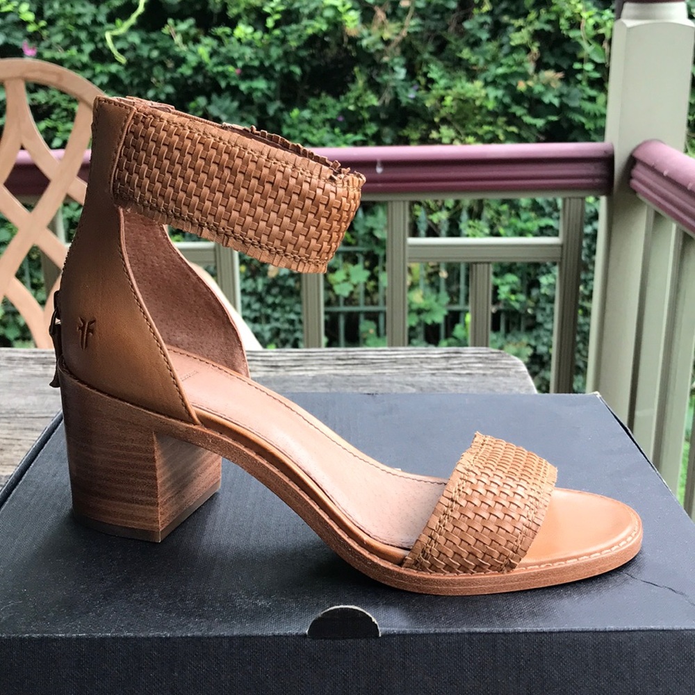 Adorable new Frye Bianca woven Sandler’s size 7.5M
